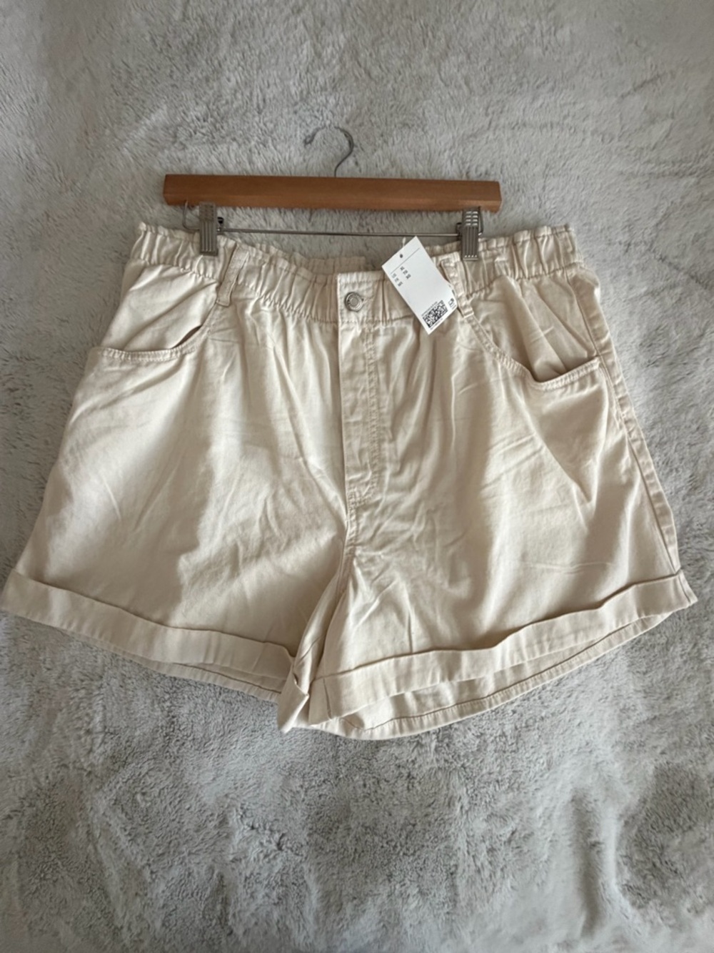 NWT H&M Cream Elastic Waist Cuffed Women's Shorts XL
